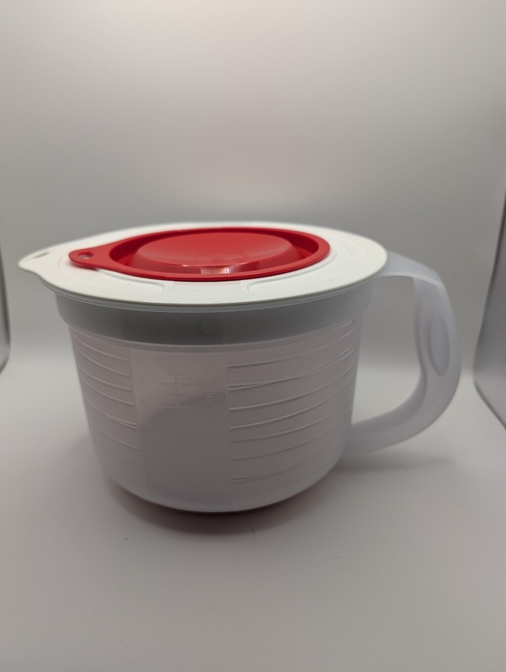 Tupperware Mix N Store Mixing Pitcher 8 cup/2l Anti-skid, Splash Guard Red/white
